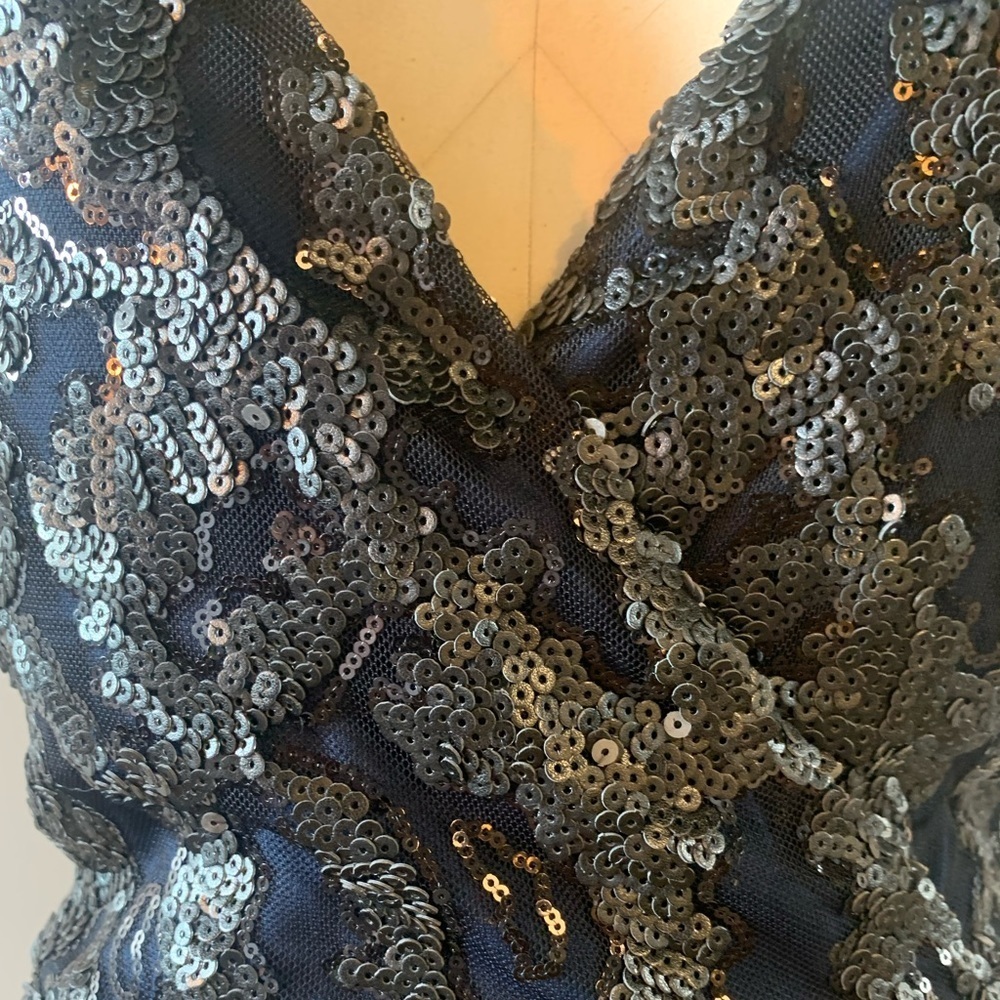 GREYLIN Women's Navy-Black Mesh & Gun Metal Sequin Wrap Front Dress Size Medium - Picture 4 of 11
